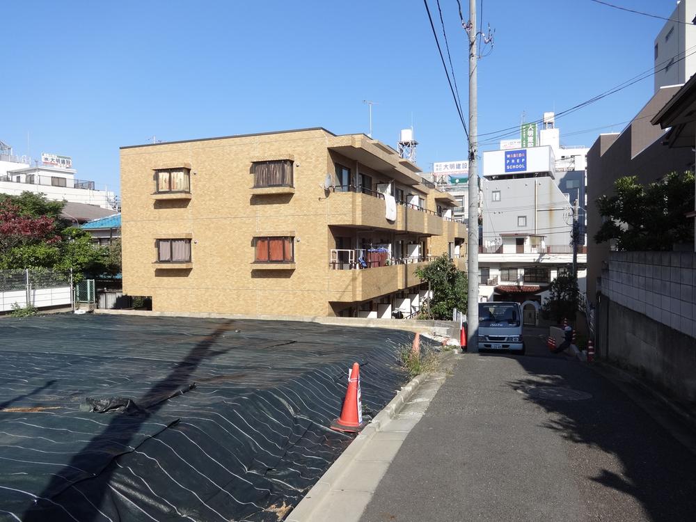 Local photos, including front road. Local (11 May 2013) Shooting