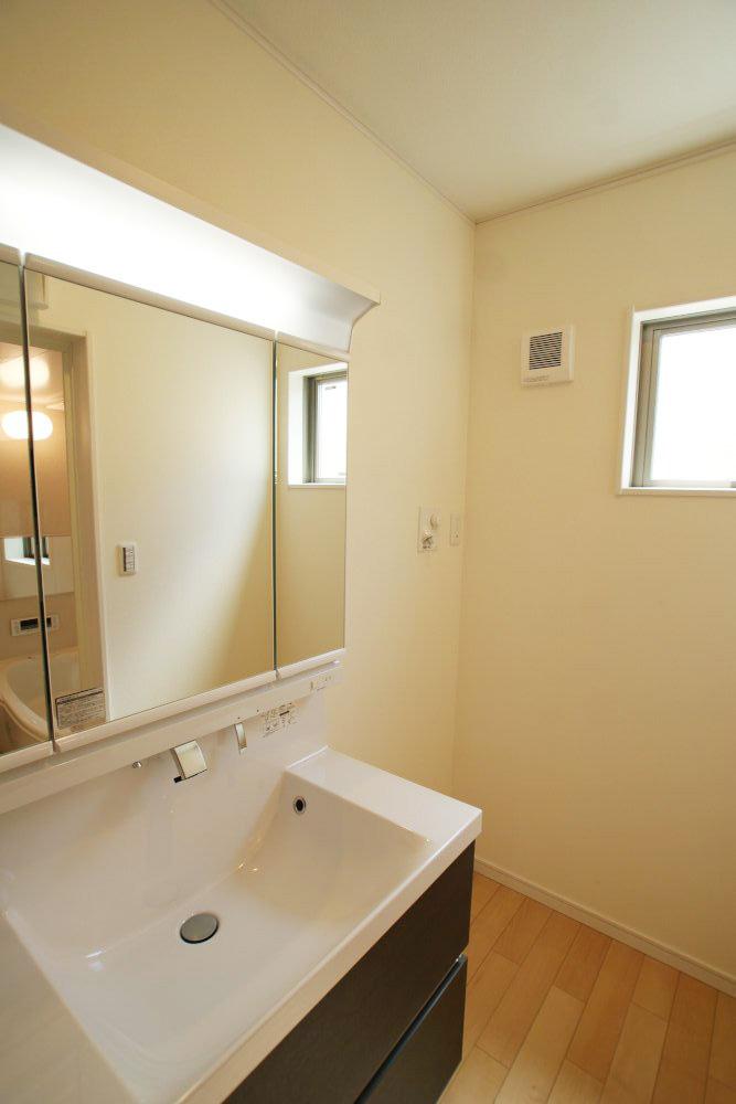 Same specifications photos (Other introspection). It becomes the example of construction of the wash basin. 