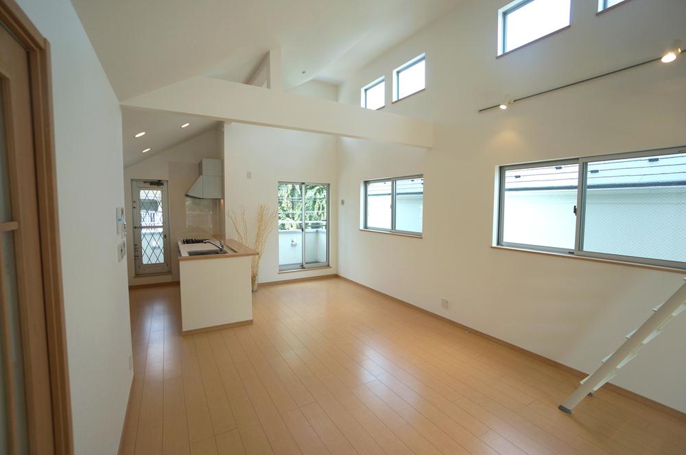 Living. loft ・ Atrium ・ Bright living room with a feeling of freedom in the face-to-face kitchen