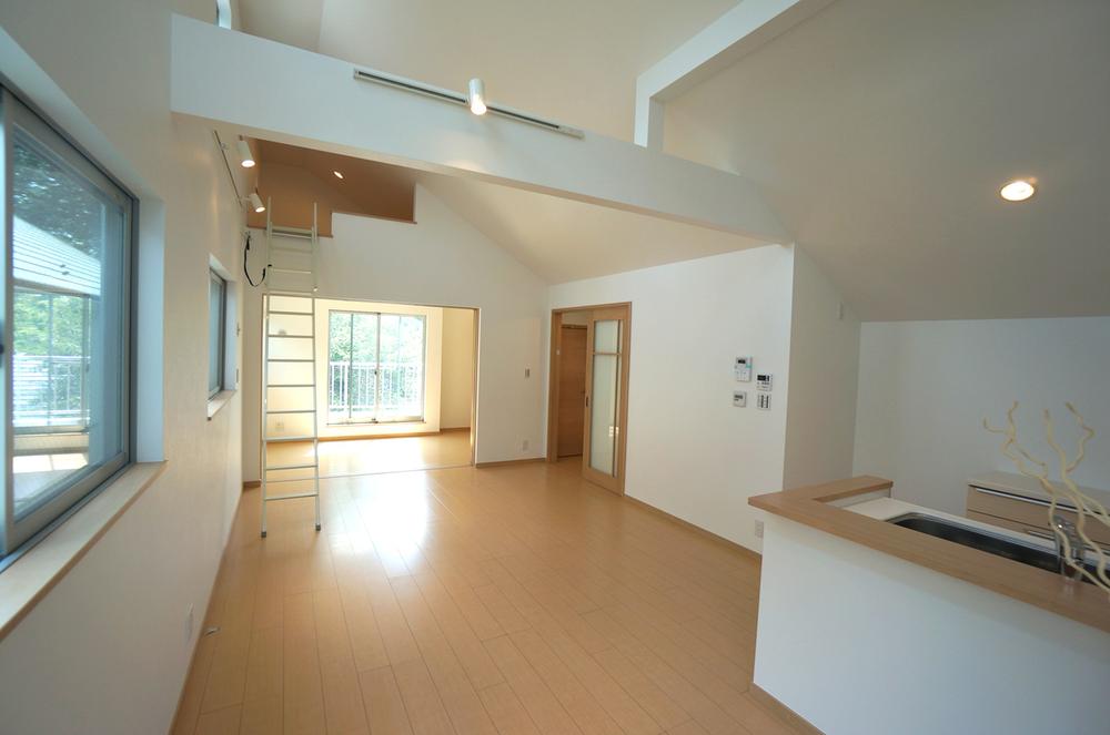 Living. loft ・ Atrium ・ Bright living room with a feeling of freedom in the face-to-face kitchen