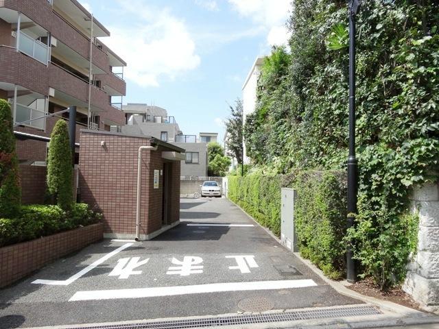 Parking lot. Parking entrance Common areas