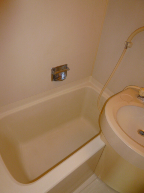 Bath. Spread of the tub in unit bus ☆