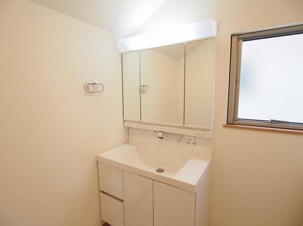 Wash basin, toilet. Indoor (September 2013) Shooting