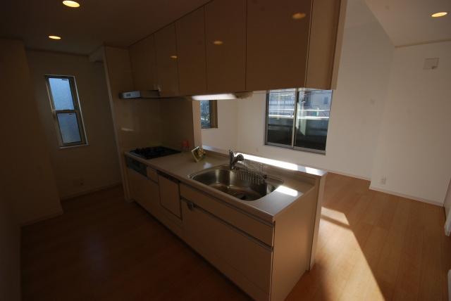 Living. It is counter-type system kitchen that can cook while enjoying the conversation