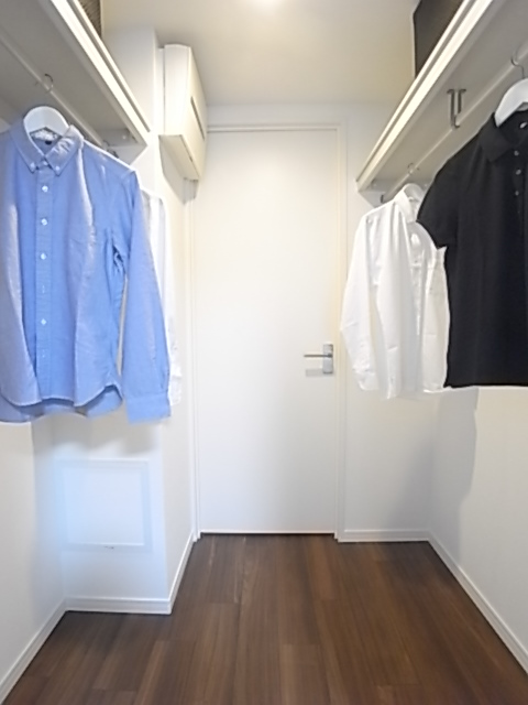 Receipt. Walk-through closet