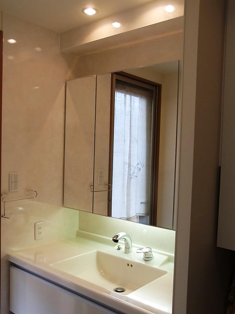 Wash basin, toilet. Local (July 2013) Shooting