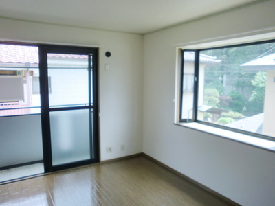 Living and room. Corner room ・ Day is a good Western-style two-plane daylight