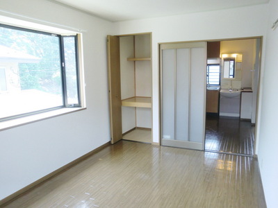 Living and room. top floor ・ Is a two-sided lighting Western room in the corner room