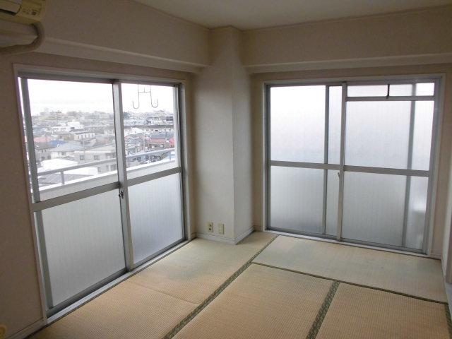 Non-living room. Southwest angle dwelling unit! Exposure to the sun ・ View is good