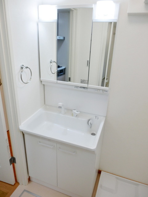 Washroom. Shampoo dresser to become a three-sided mirror