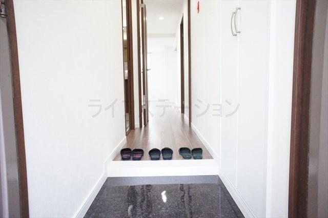 Entrance. Local (December 20, 2013) Shooting