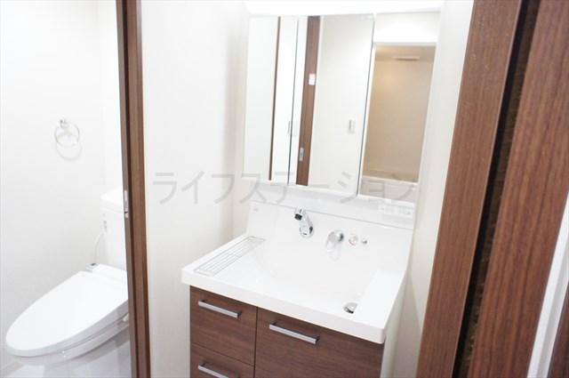 Wash basin, toilet. Local (December 20, 2013) Shooting