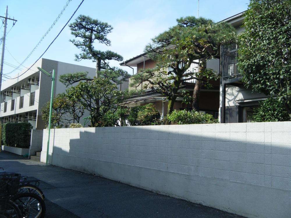 Local land photo. Local (November 2013) Photo: This is a quiet residential environment.