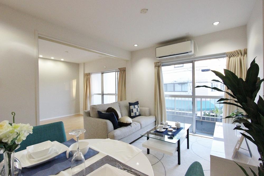 Living. The window is large open Indoor (11 May 2013) Shooting