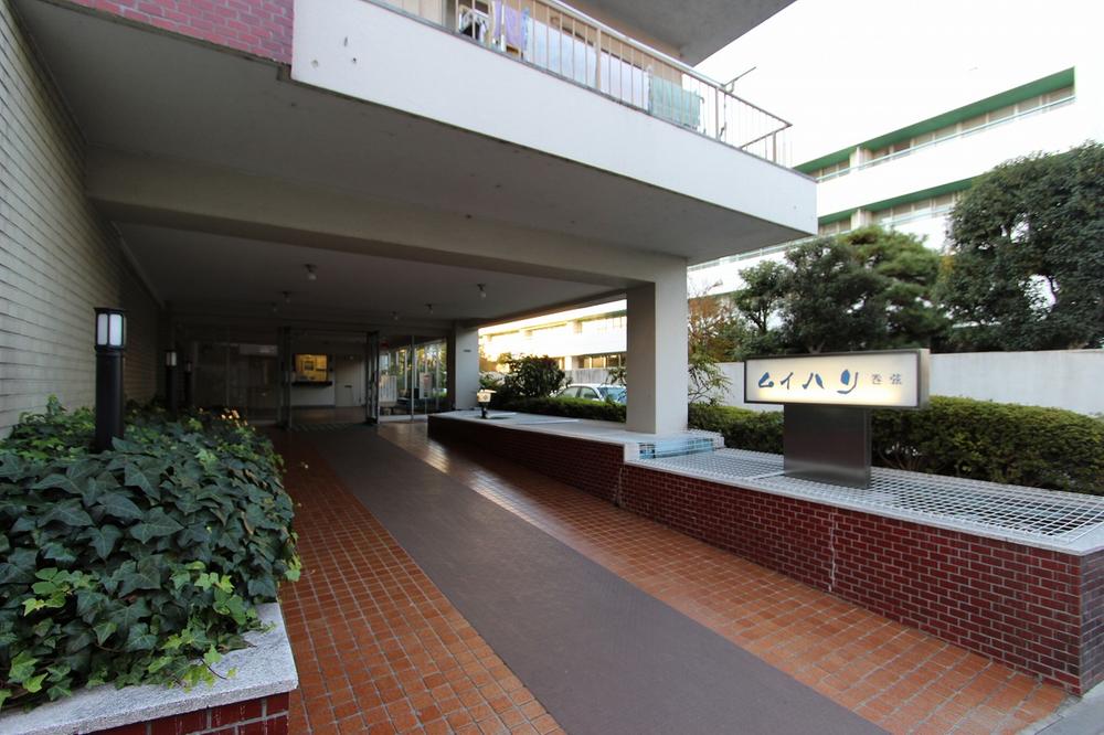 Entrance. Supermarkets and convenience stores are conveniently located close to life