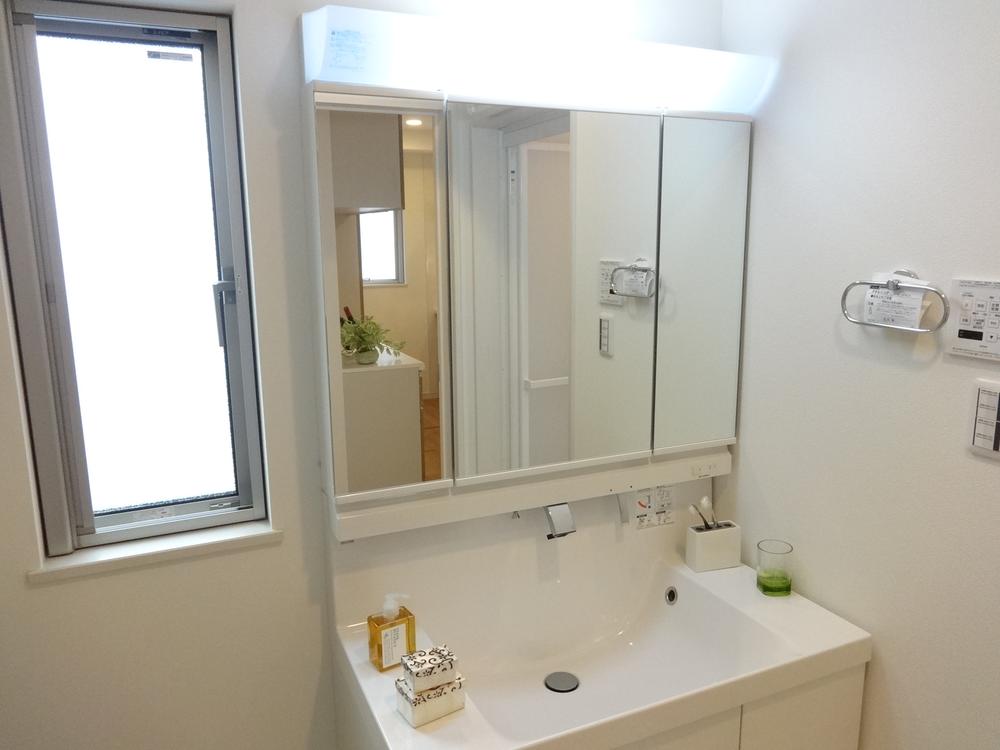 Wash basin, toilet. Indoor (10 May 2013) Shooting