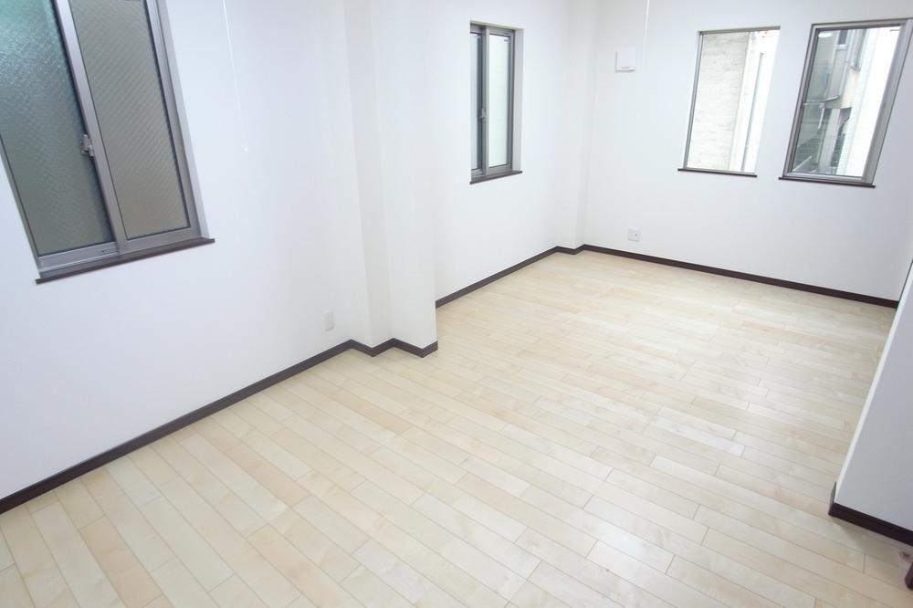 Non-living room.  [room] 1 Building