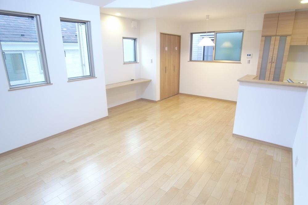 Living.  [Living-dining] Building 2  ※ With floor heating