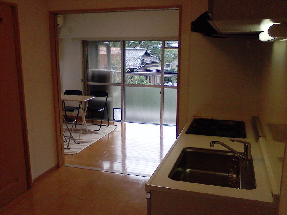 Living. Bright and spacious dining (October 2013 shooting)