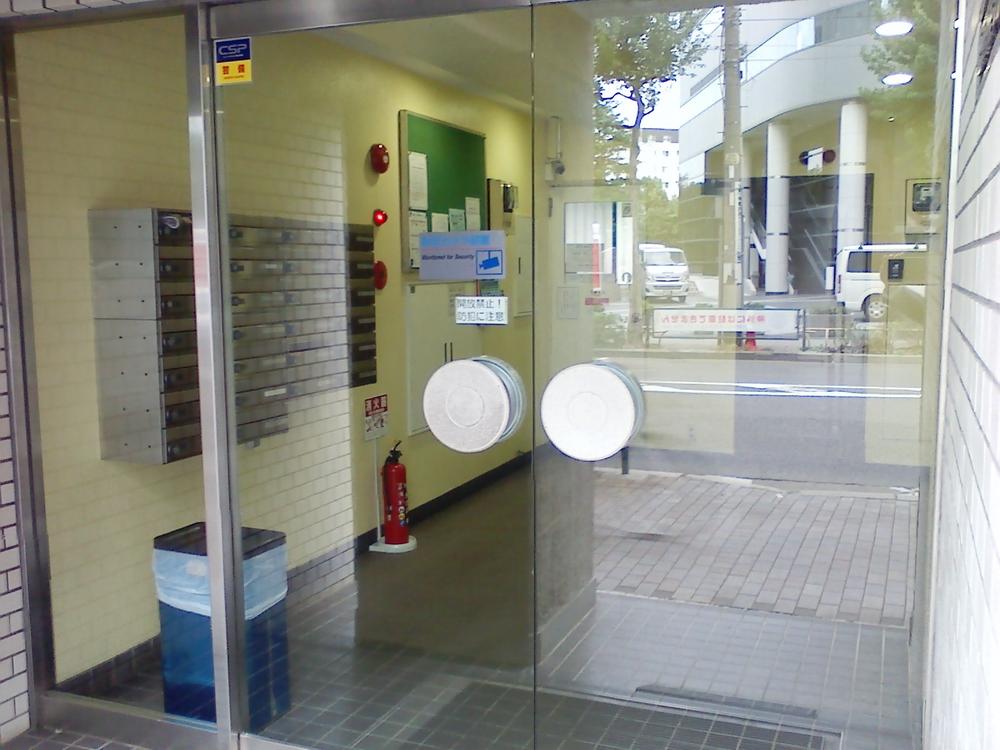 Entrance. Apartment with an emphasis on lighting ・ Entrance (2013 October shooting)