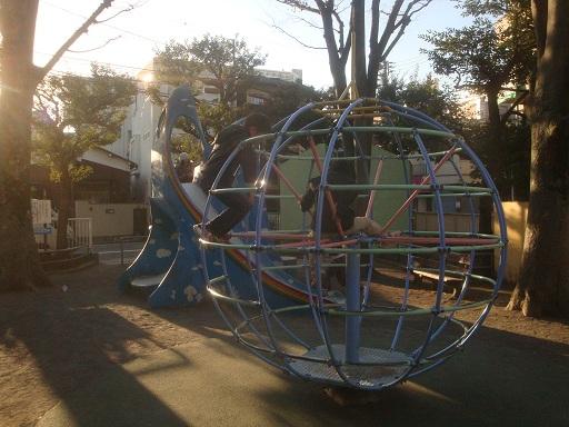 park. There are many parks in the 320m walking distance to Sangenjaya park. (Photo Sangenjaya park)