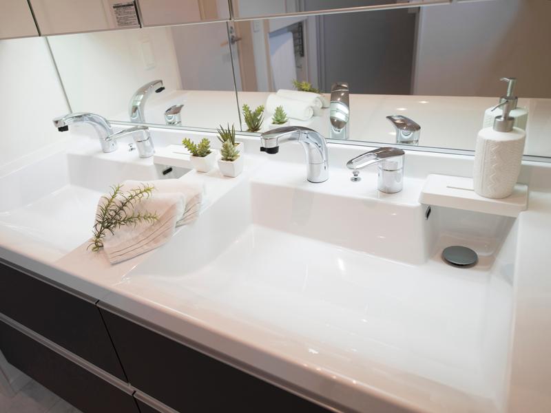 Wash basin, toilet. Vanity twin bowl type that can be used side-by-side two. 5-sided mirror ・ High-grade specifications, such as hand indirect lighting. 