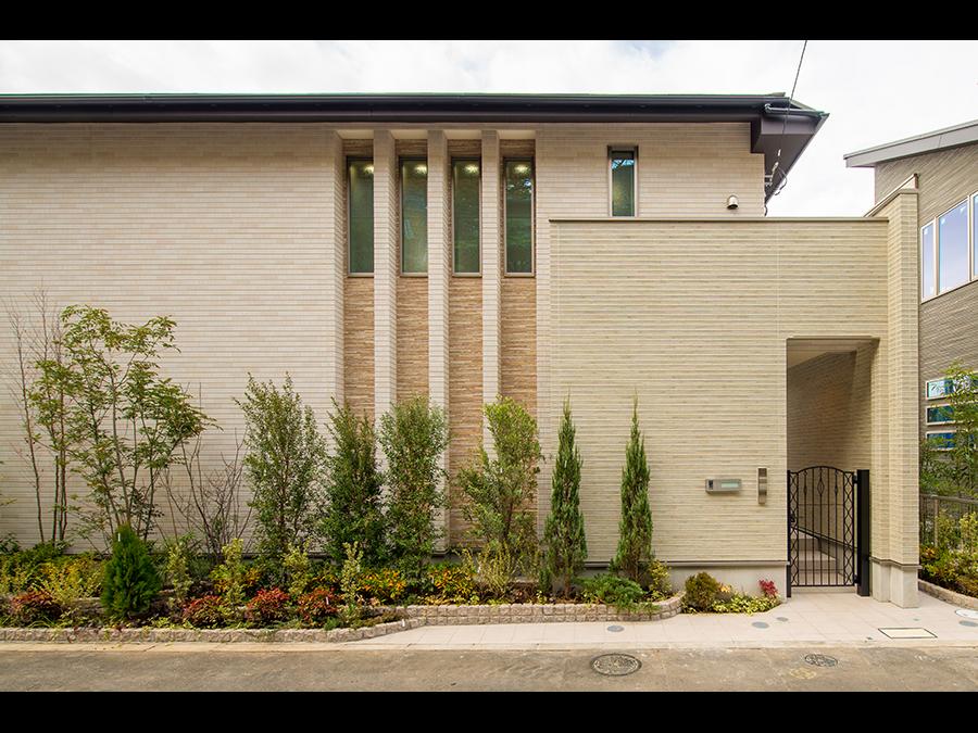 Beautiful communication window, Exterior facade of the heavy atmosphere. Outside 構計 image attractive to brilliant directing around the entrance, such as gate of the entrance gate and the European taste. 