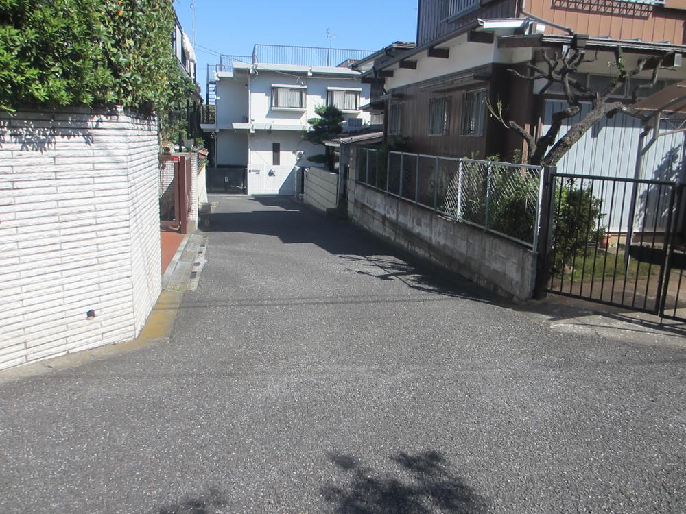 Local photos, including front road. Northwest side of the front road Width 4m driveway (October 2013 shooting)