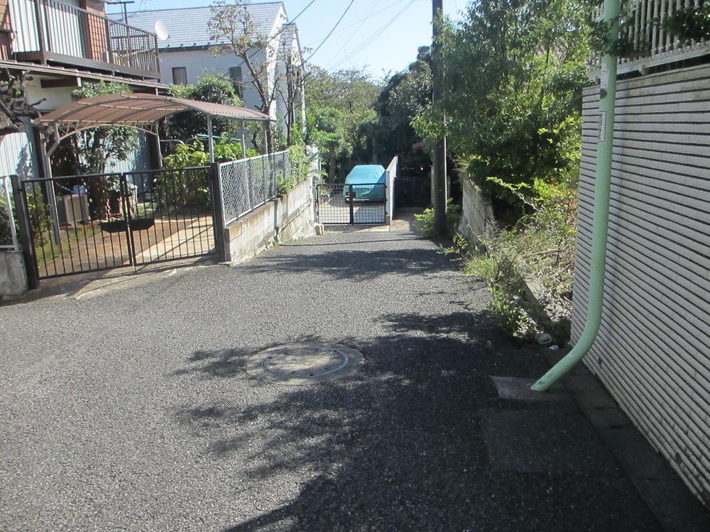 Local photos, including front road. Southwest side of the front road Width 4m driveway