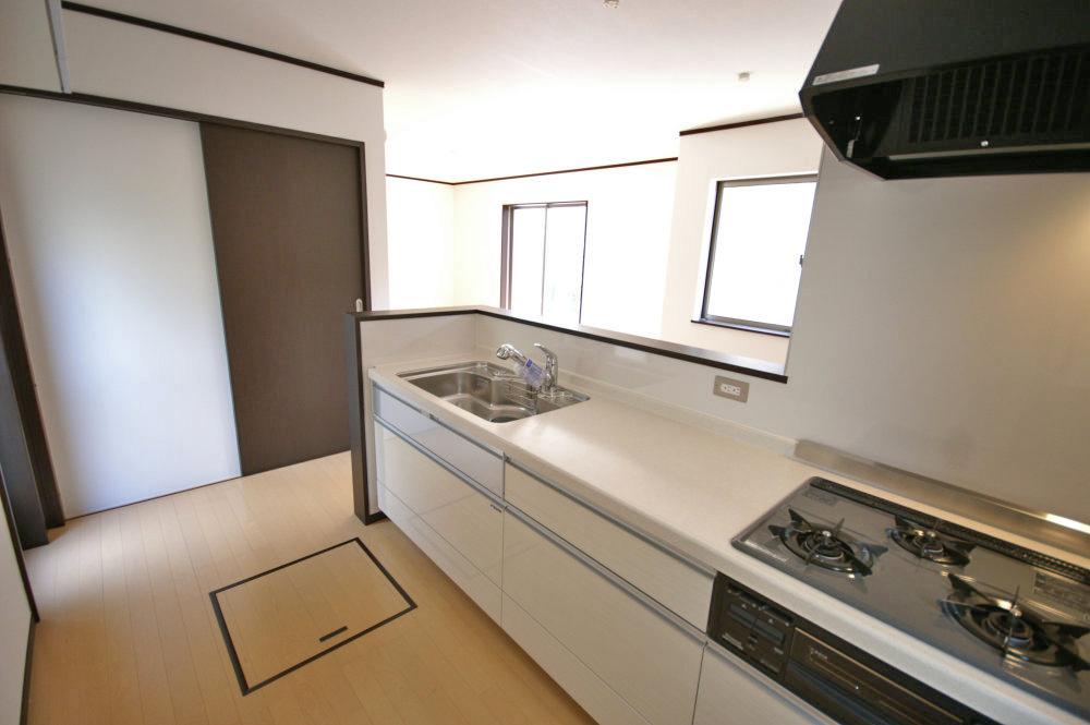 Same specifications photo (kitchen). It will be the construction example of the kitchen. It will be equipped with under-floor storage.