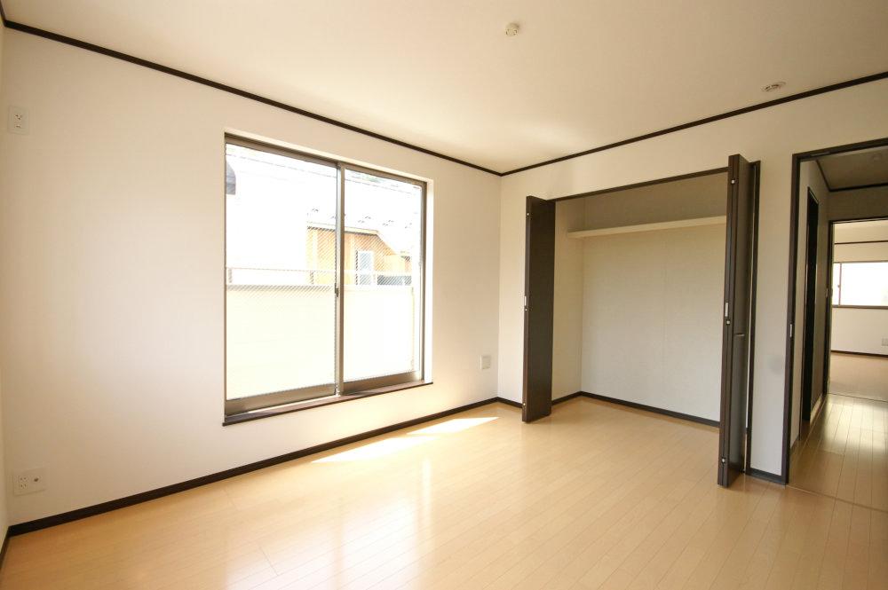 Same specifications photos (Other introspection). Each room is equipped with storage (construction cases)