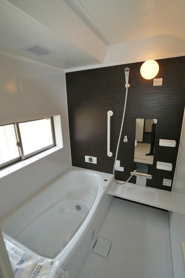 Same specifications photo (bathroom). It is the example of construction of the bathroom. Flat 35S is available.