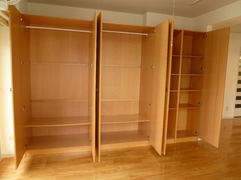 Receipt. There is a large closet, It can be stored the luggage of all family members! 