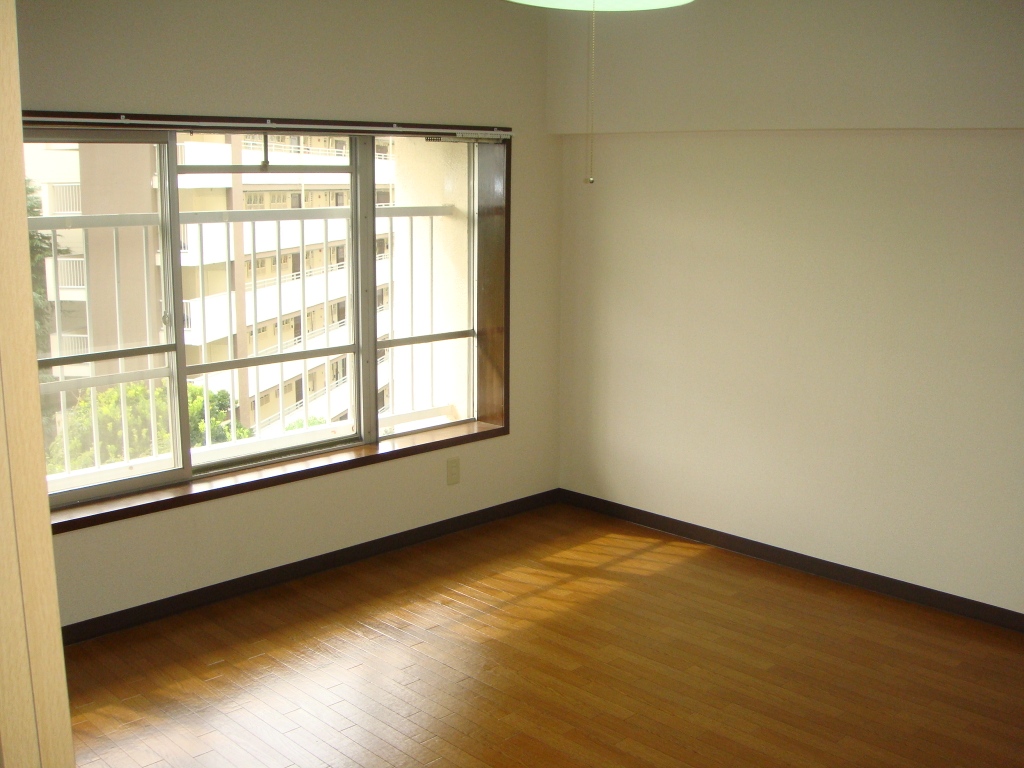 Living and room. Western-style 8 pledge.