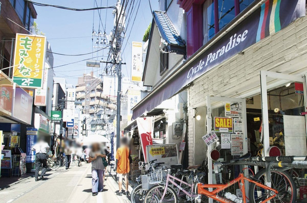 Features of the building. "Aggie shopping street" (Station)