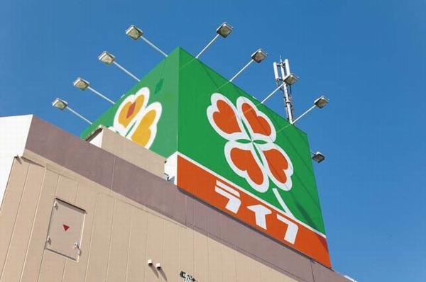 Features of the building. "life Kyodo store "(about 200m from local / A 3-minute walk)