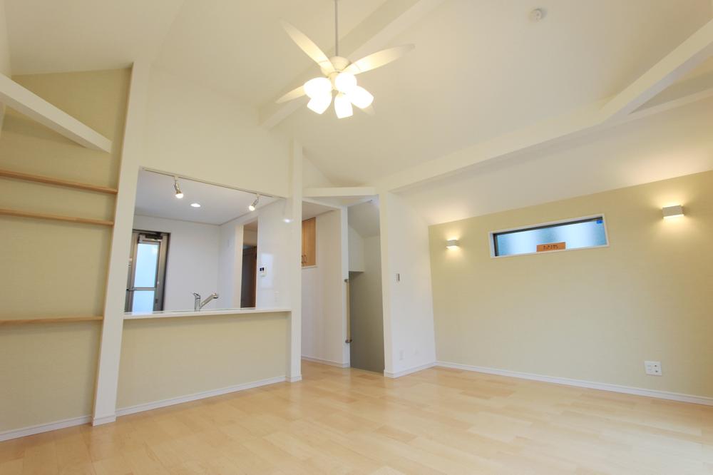 Living. Second floor living room has been finished in bright space with a high sense of openness also ceiling height.
