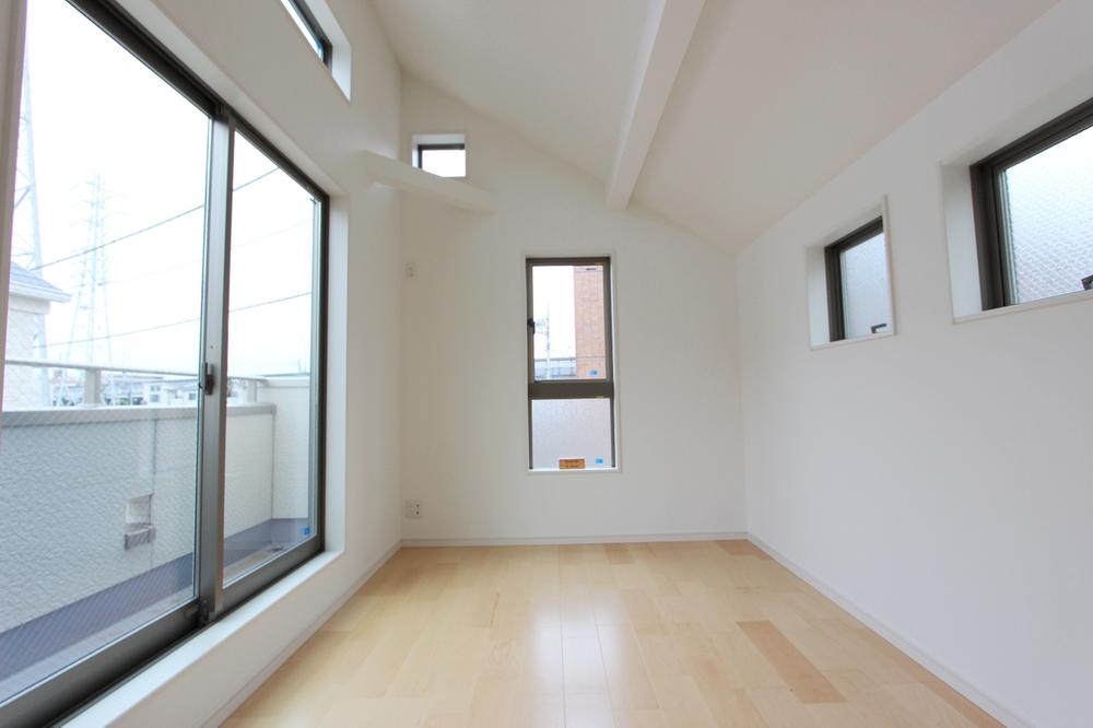 Non-living room. A lot of window! Bright living room.