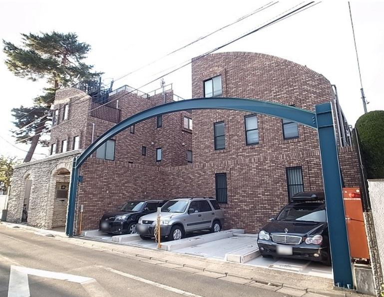 Local appearance photo. Warmth brick paste and the appearance of high-grade design