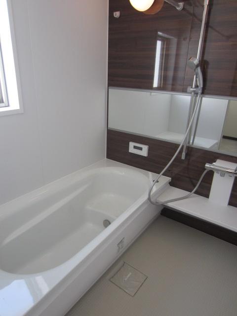 Bathroom. Bright bathroom with a lighting window (September 2013 shooting)