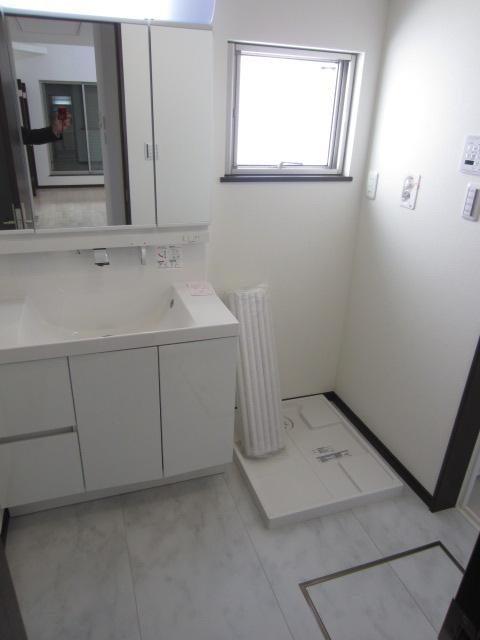 Wash basin, toilet. Functional water around with a window (September 2013 shooting)