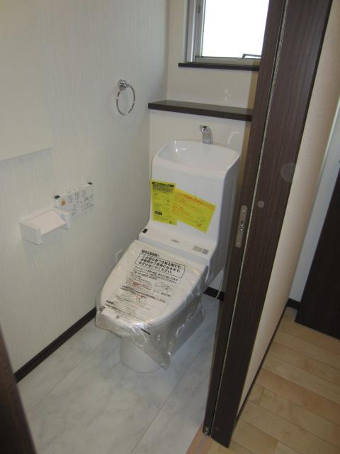 Toilet. Bright and a clean toilet (September 2013 shooting)