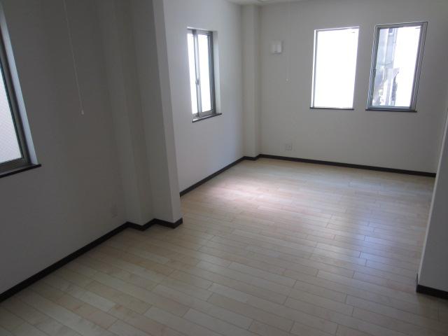 Living. Window a lot of bright living (September 2013 shooting)