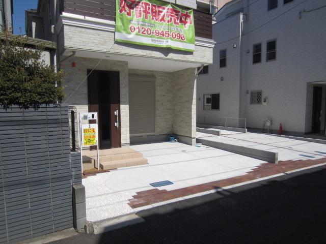 Parking lot. Parking is easy flat parking space (September 2013 shooting)