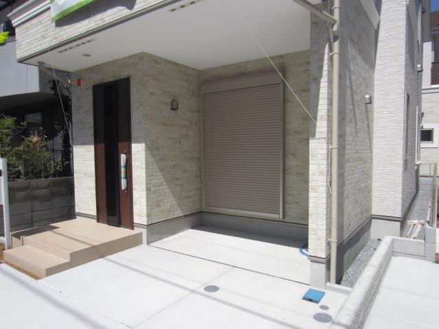 Parking lot. Front road is wide (width 4m) because, Parking is easy (September 2013 shooting)