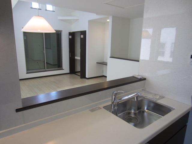 Kitchen. Even during the cooking counter kitchen overlooking the living room (September 2013 shooting)