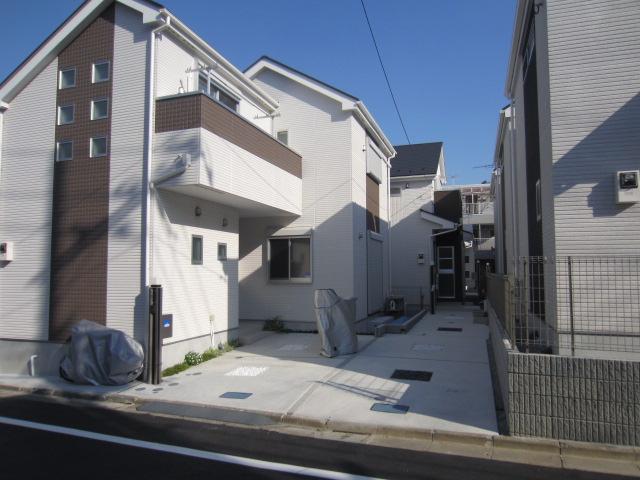 Local photos, including front road. 4 compartment to form a small city block (September 2013 shooting)