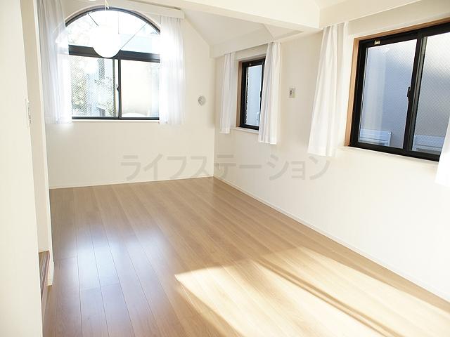 Living. Local (November 19, 2013) Shooting