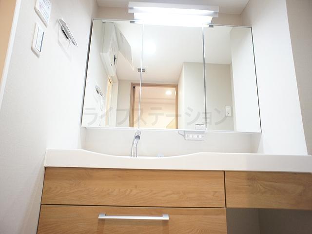 Wash basin, toilet. Local (November 19, 2013) Shooting