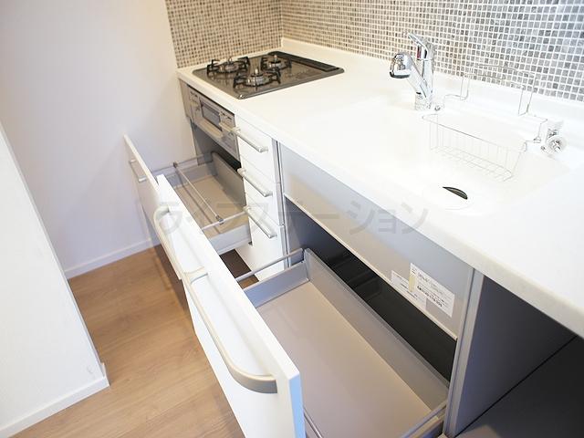 Kitchen. Local (November 19, 2013) Shooting Also offers plenty of storage.